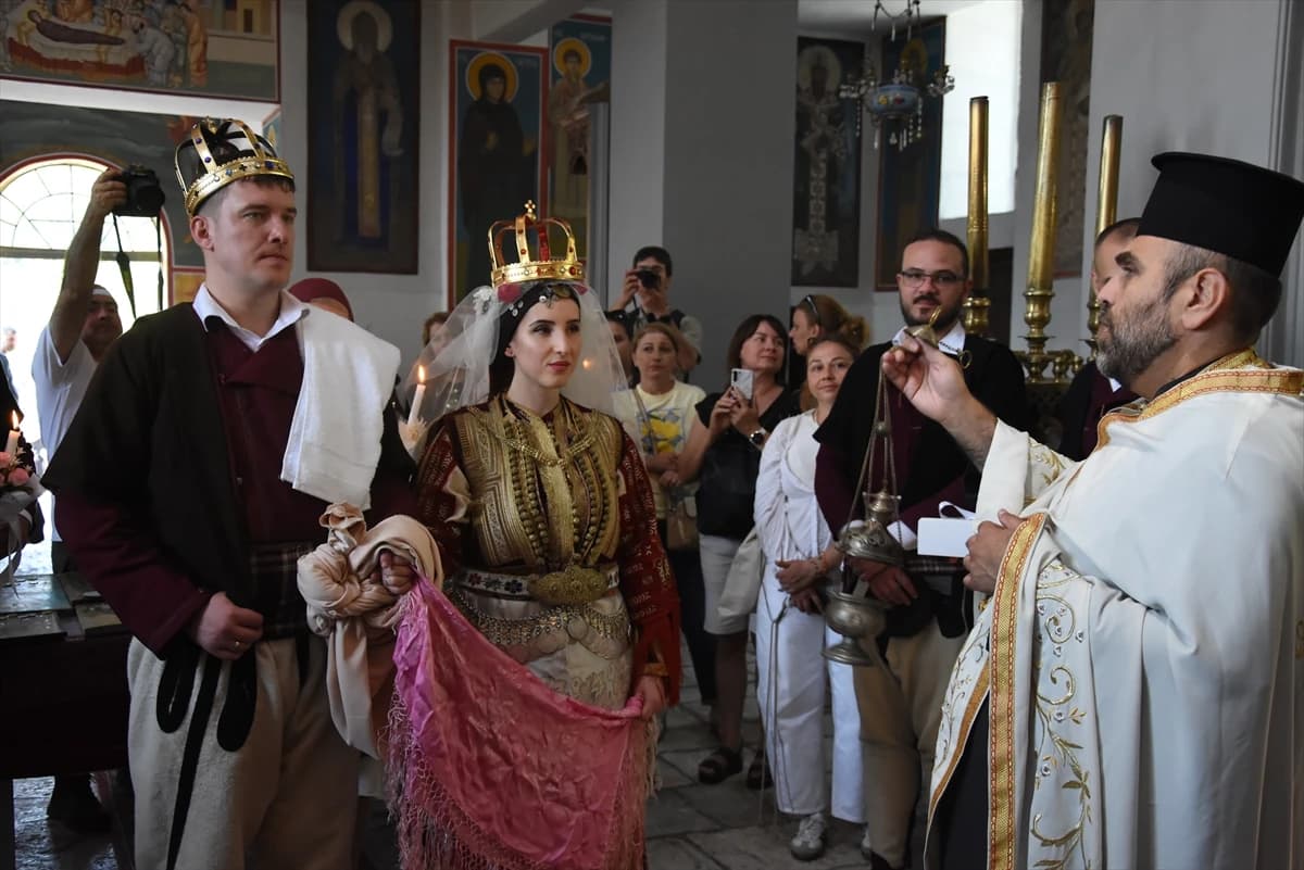 Tarihi kilisede dini nikah ve asırlık halk dansları