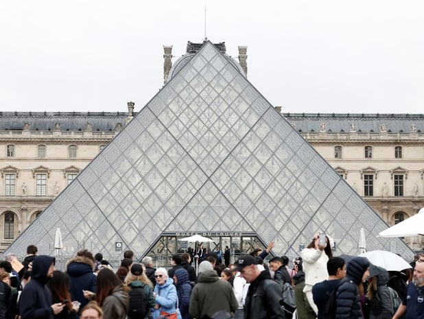 Louvre Müzesi'nde su sızıntısı yüzlerce kitabı kullanılmaz hale getirdi