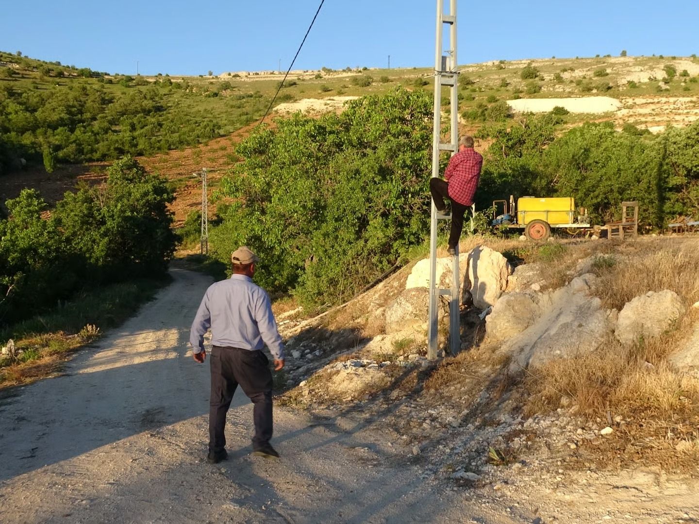 Elektrik direğinde telefon görüşmesi: Malatya'da vatandaşlardan baz istasyonu tepkisi