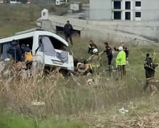 Esenyurt’ta servis midibüsü şarampole yuvarlandı: Feci kazada ölü ve yaralılar var