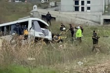 Esenyurt’ta servis midibüsü şarampole yuvarlandı: Feci kazada ölü ve yaralılar var