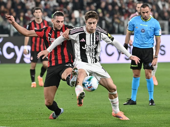 Serie A'da liderlik yarışı: Napoli'den liderlik galibiyeti, Milan'dan kritik puan kaybı