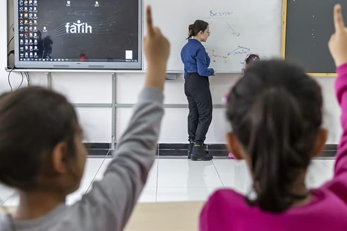 MEB'den fenomen öğretmenlere yakın markaj: 81 ile talimat gönderildi