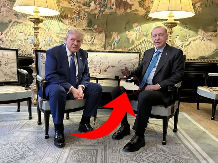 Erdoğan-Trump görüşmesinde dikkat çekmişti! Zarfın içinde ne olduğu ortaya çıktı