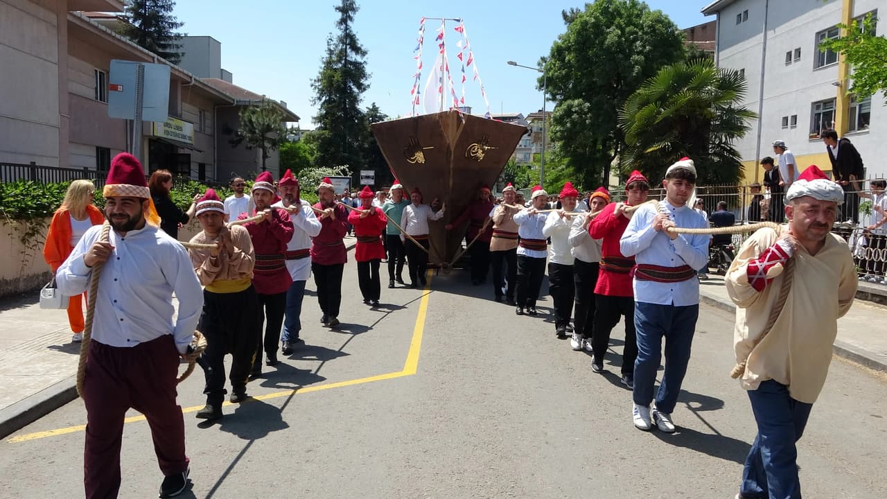 Ordu'da Fatih'in izinde: Gemi karadan yürütülerek fethin yıl dönümü canlandırıldı