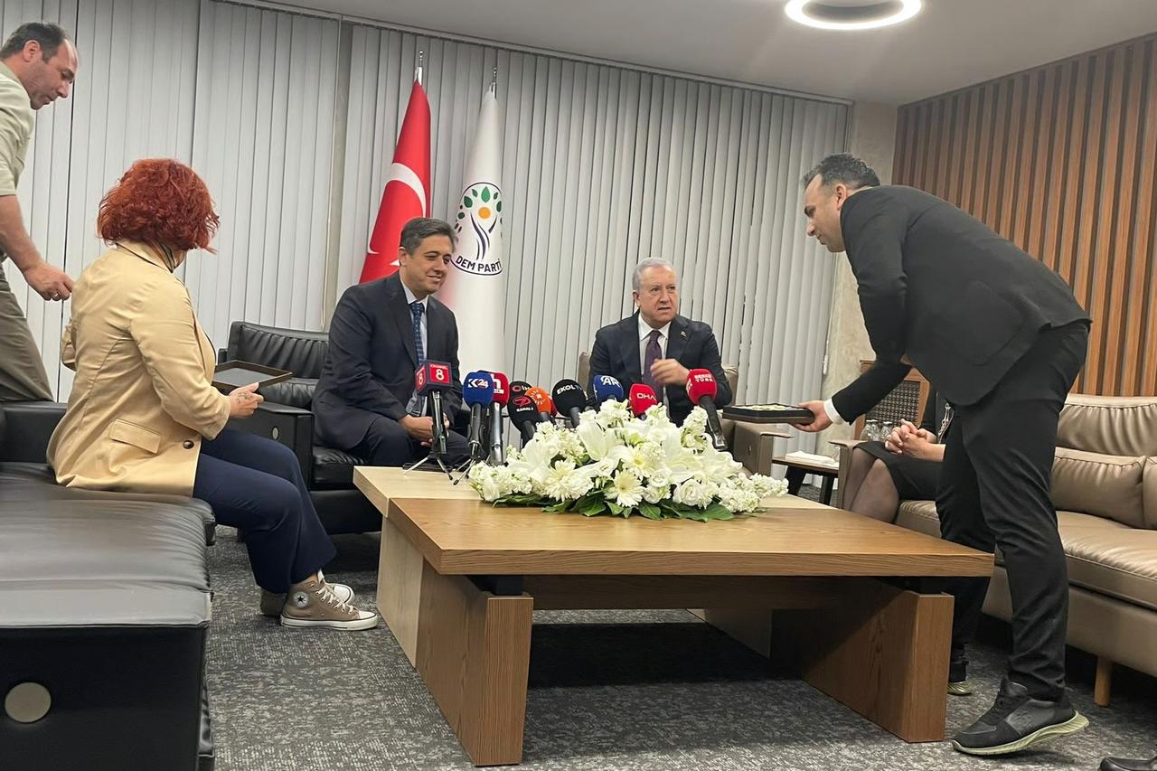 DEM Parti-MHP bayramlaşmasında 'demli çay' şakası