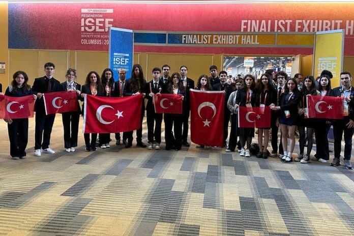 Türk öğrenciler ABD'de yapılan yarışmasından ödüllerle döndü