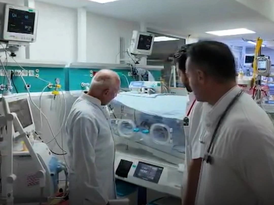 610 gram doğan bebeğe ameliyat