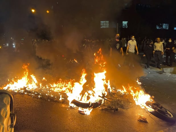 Protestoların devam ettiği İran'da hayatını kaybedenlerin sayısı 38'e yükseldi