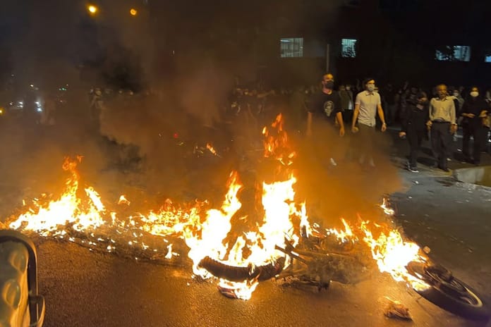 Protestoların devam ettiği İran'da hayatını kaybedenlerin sayısı 38'e yükseldi