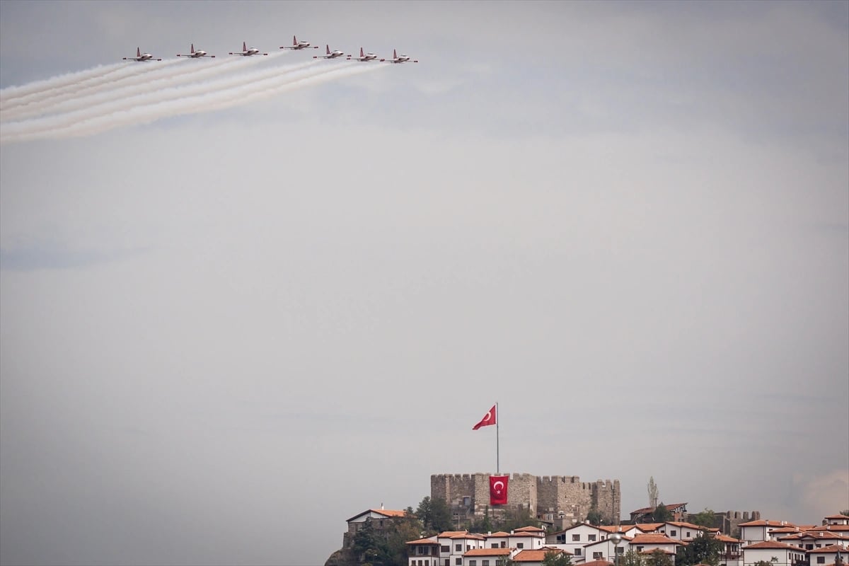 Türk Yıldızları Ankara semalarında parladı