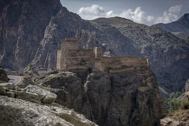 Doğa tutkunlarının ilgi gösterdiği sarp kayalıklardaki kaleye ulaşım artık daha kolay