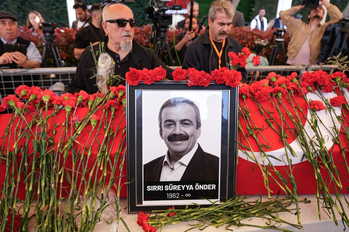 Sırrı Süreyya Önder son yolculuğuna uğurlanıyor