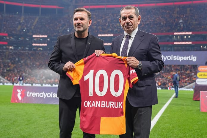 Okan Buruk'a plaket takdimi