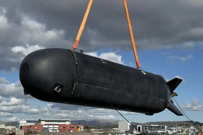 Kraliyet Donanması’nın en büyük insansız denizaltısı XV Excalibur hizmete girdi