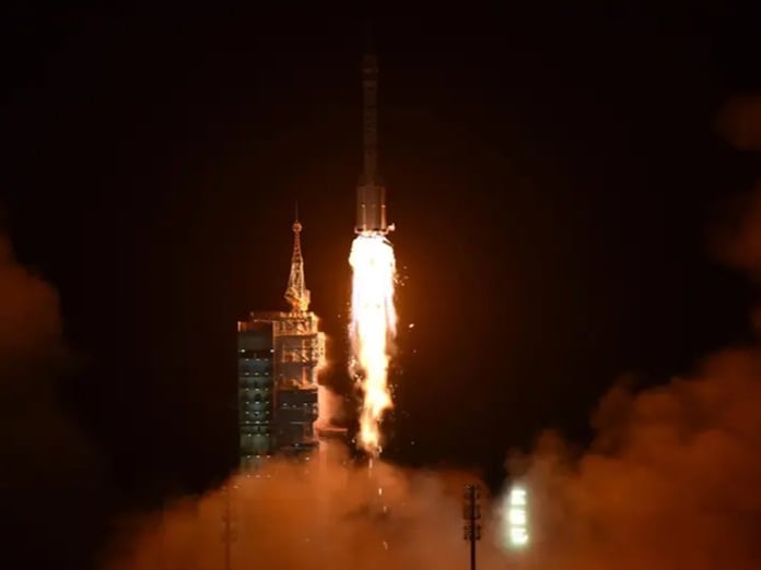 Uzay çöpü çarpan Çin mekiği Dünya’ya "insansız" döndü