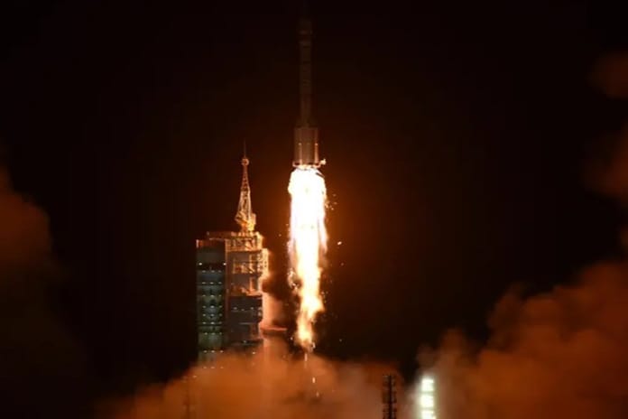 Uzay çöpü çarpan Çin mekiği Dünya’ya "insansız" döndü