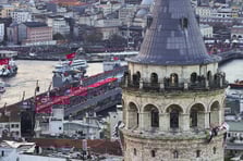Galata Kulesi’nden tarihi kareler: İstanbul kırmızı-beyaza büründü