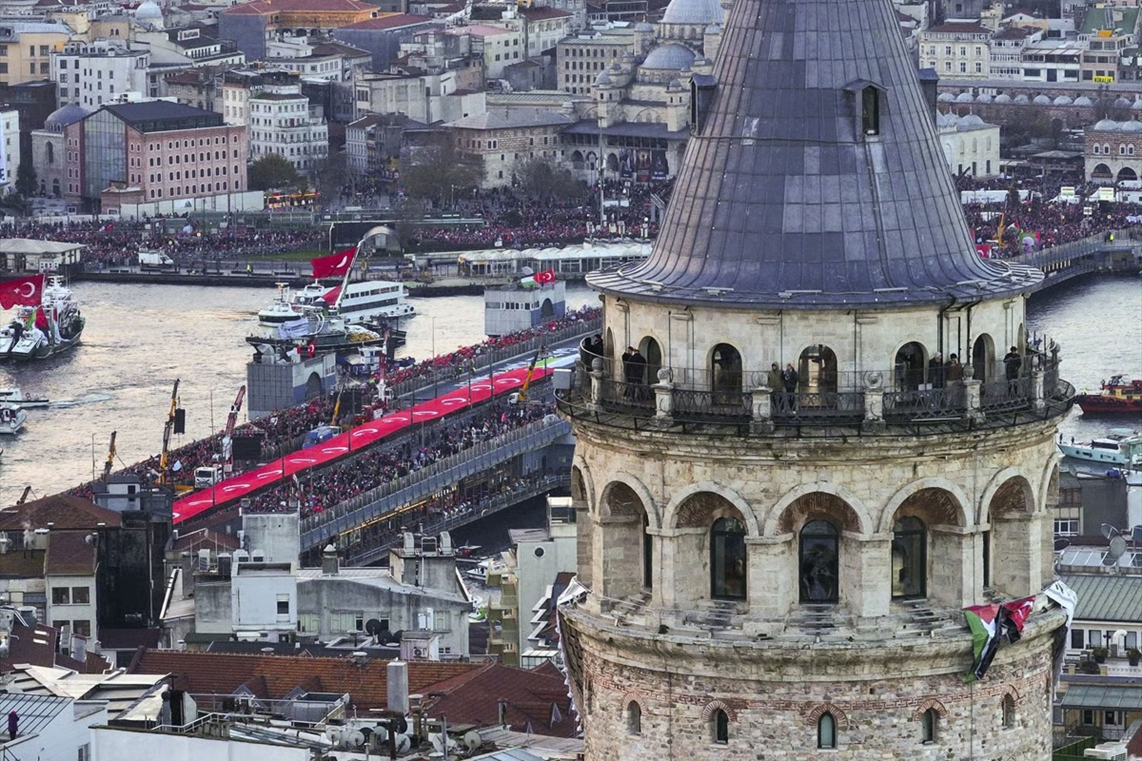 Galata Kulesi’nden tarihi kareler: İstanbul kırmızı-beyaza büründü