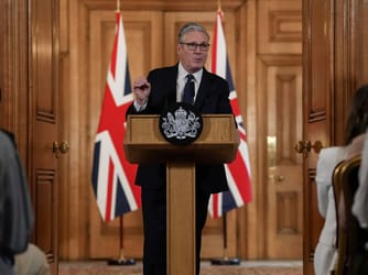 UK to Ban Social Media for Under-16s