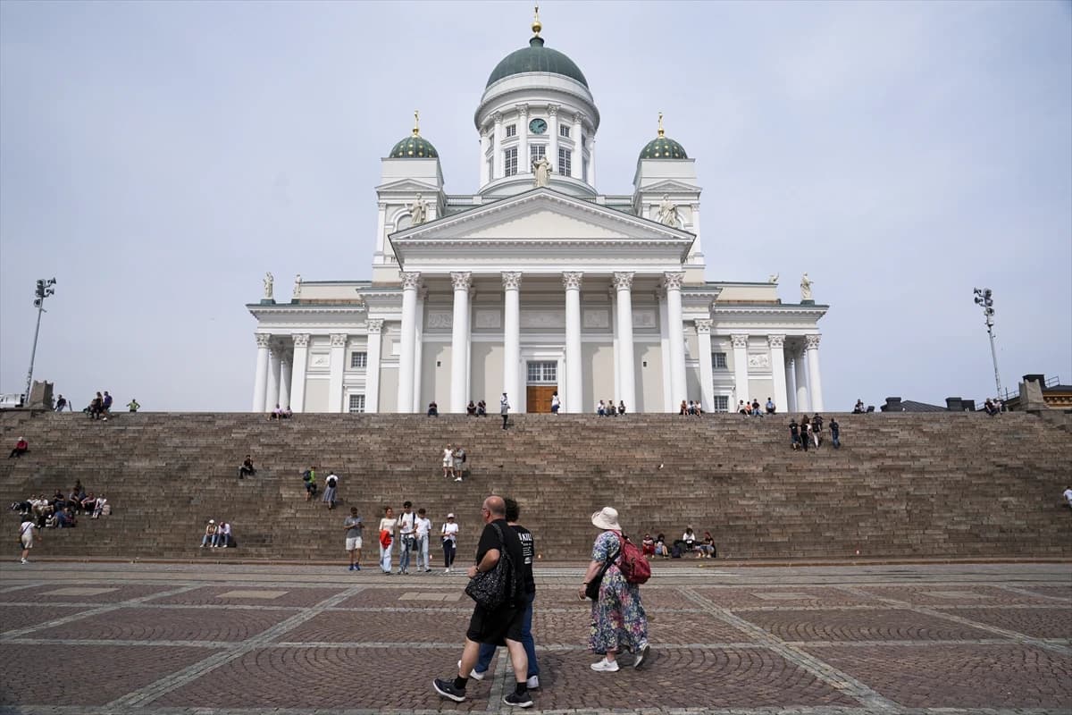 Helsinki Katedrali ihtişamlı görünümüyle turistlerin odağında