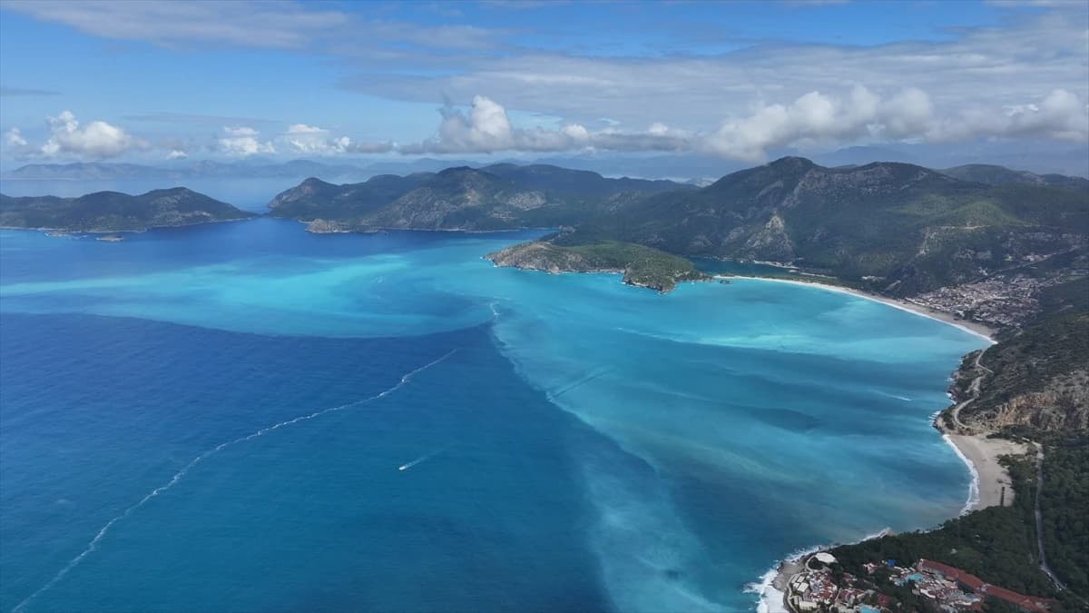 Muğla Fethiye'de sağanak yağış sonrası Ölüdeniz turkuaz renge büründü