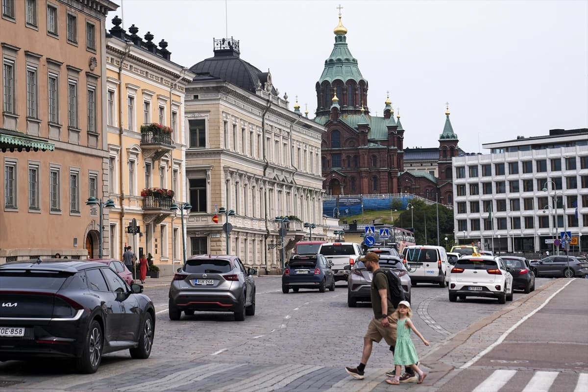 Helsinki Katedrali ihtişamlı görünümüyle turistlerin odağında