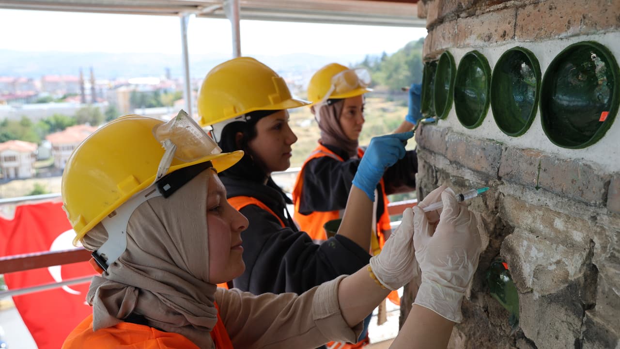 Eğri minareli camideki gizemli çanakların sırrı çözüldü