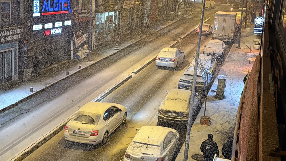 Bahar beklerken kış geri döndü: Erzurum beyaza büründü