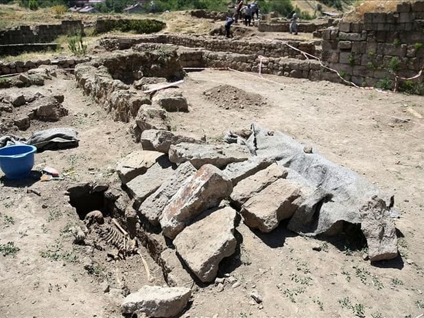 Bitlis Kalesi'nde secde taşı bulundu