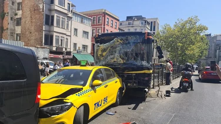 Beyoğlu Tarlabaşı'nda İETT otobüsü kazası: Çok sayıda araç hasar gördü, yaralılar var