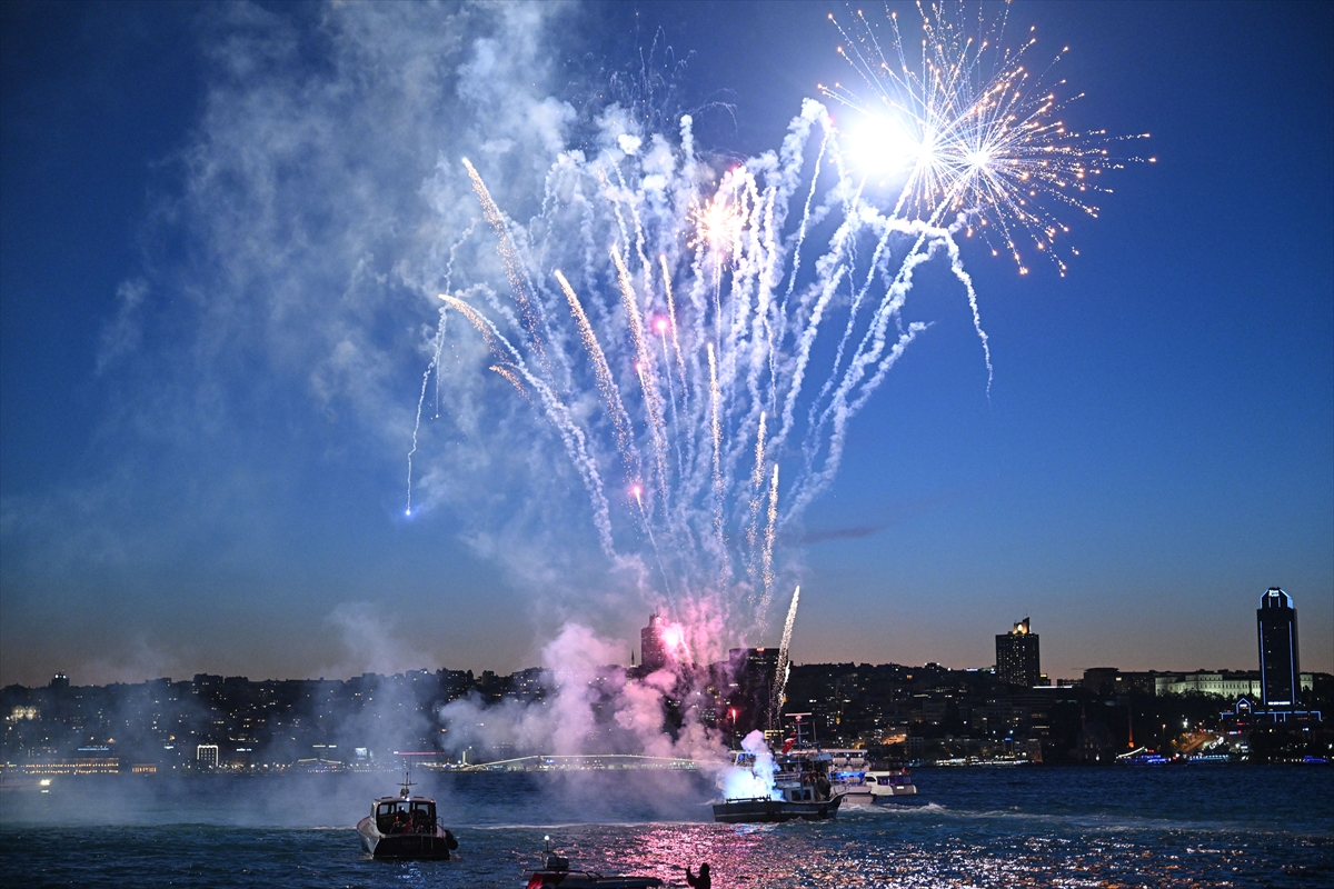 İstanbul'un fethinin 573. yıl dönümü dün gece böyle kutlandı! İşte o görsel şölen...