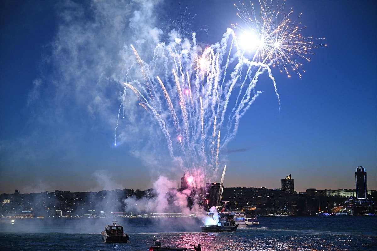 İstanbul'un fethinin 573. yıl dönümü dün gece böyle kutlandı! İşte o görsel şölen...