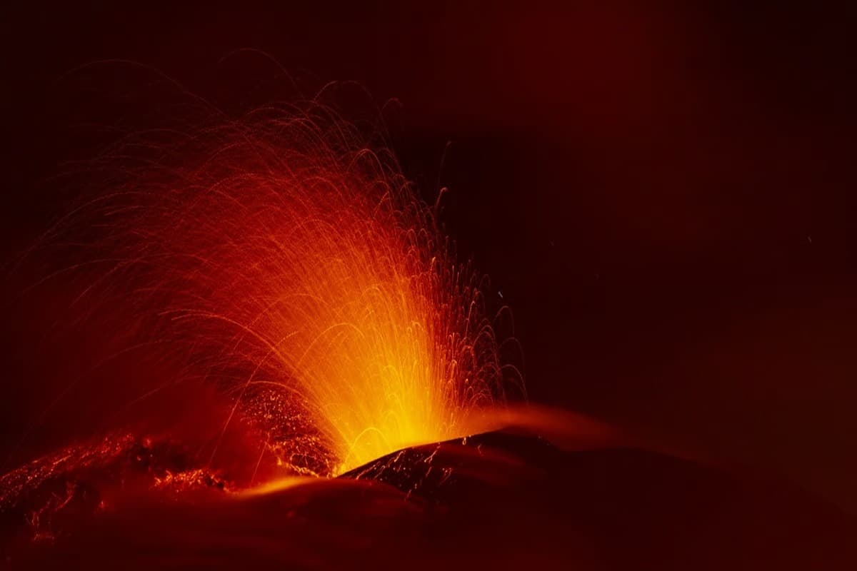 Etna Yanardağ tüm kızgınlığıyla lav püskürtmeye devam ediyor