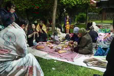 İstanbullular, geceyi güvenli alanlarda, millet bahçelerinde geçirdi