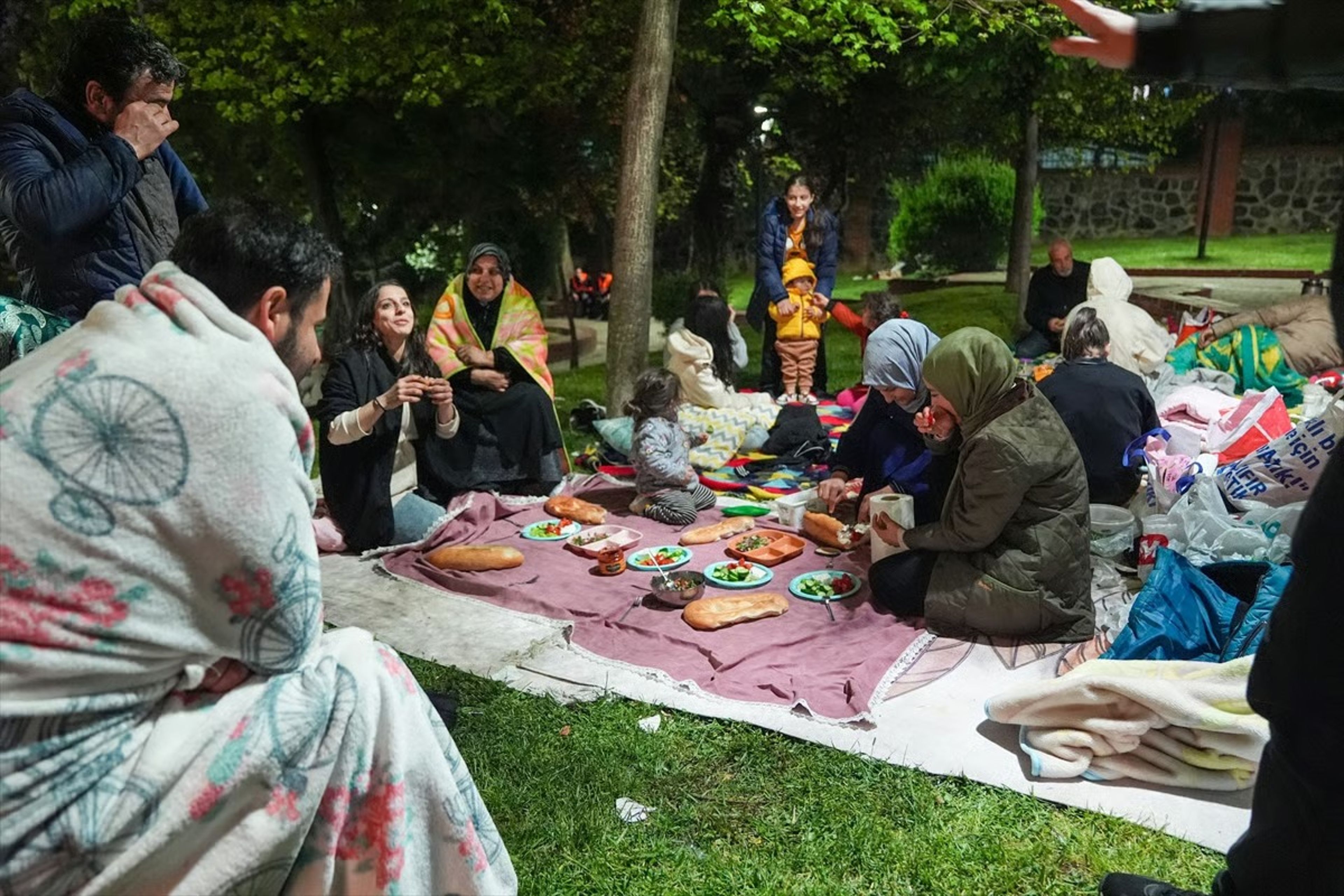 İstanbullular, geceyi güvenli alanlarda, millet bahçelerinde geçirdi