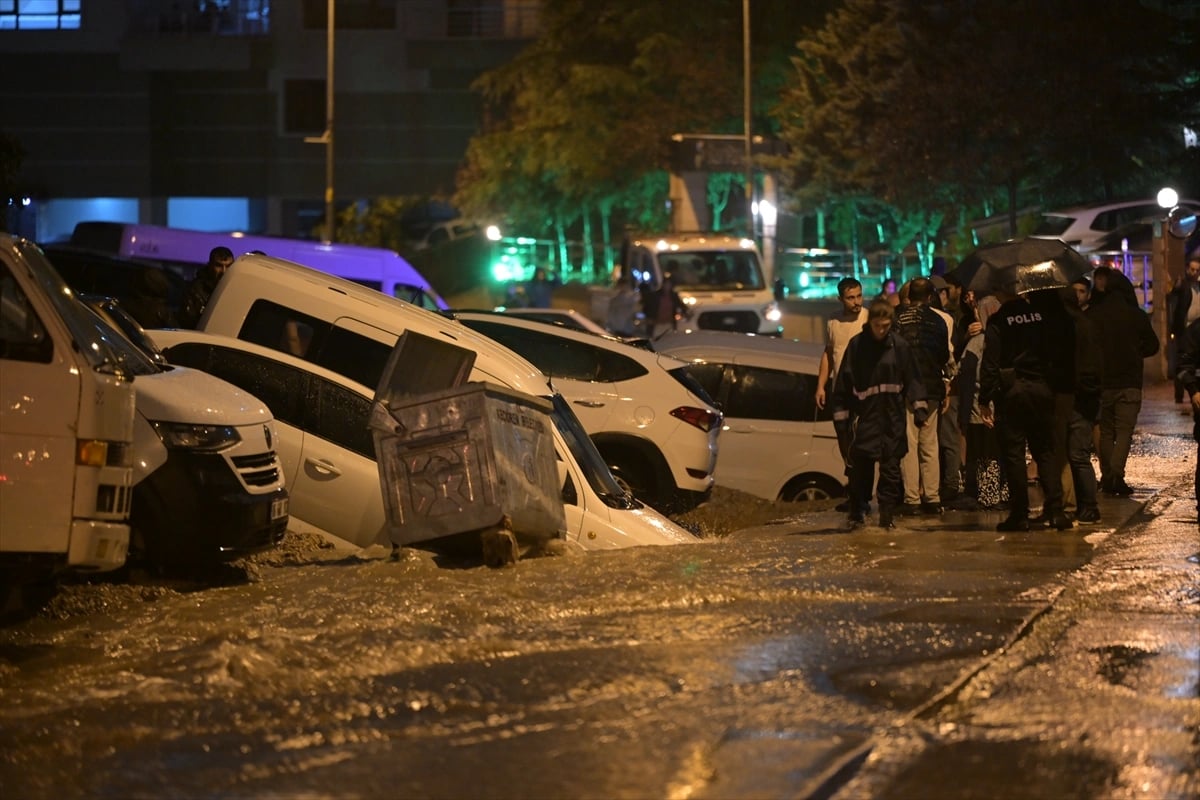 Yol çöktü, araçlar mahsur kaldı