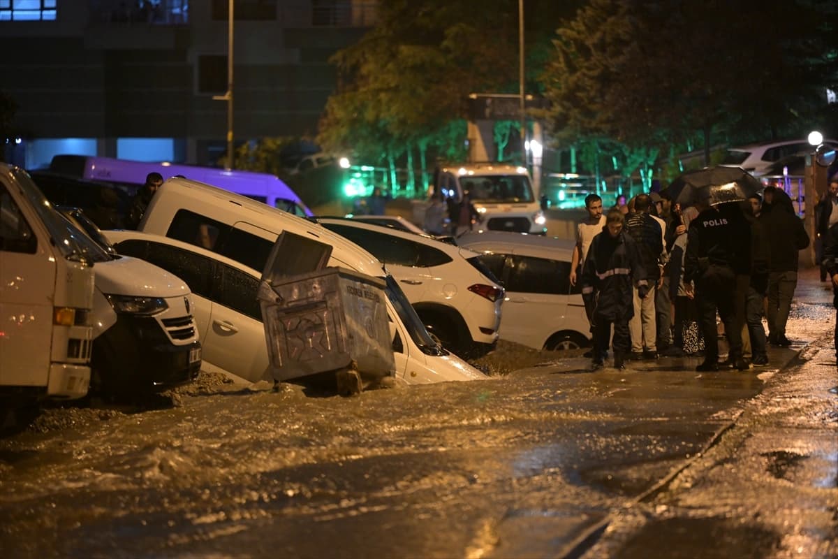 Ankara'da sağanak krizi: Yol çöktü, araçlar mahsur kaldı!