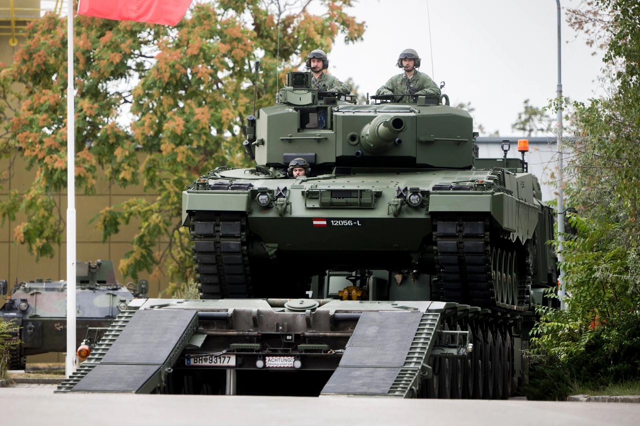 Avusturya, ilk modernize Leopard 2A4 ve Ulan’ı teslim aldı