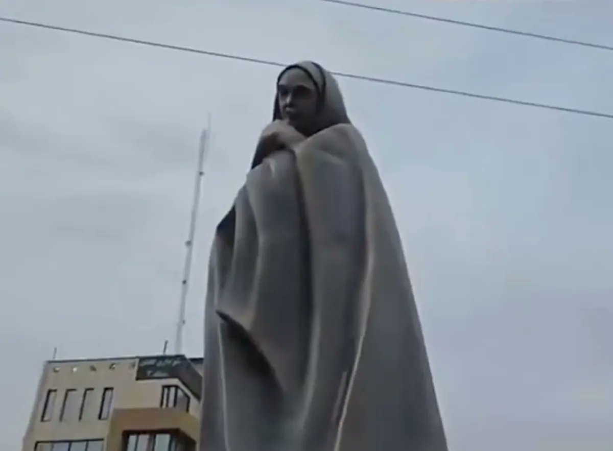 İran'ın Kaşan kentinde Hz. Fatıma heykeli  dikildi - Sosyal medya