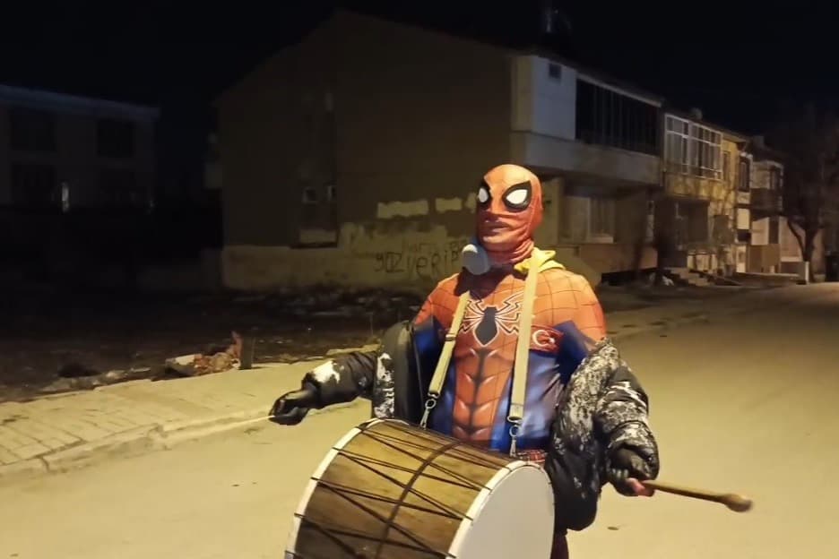 Örümcek adamlar sahura uyandırdılar
