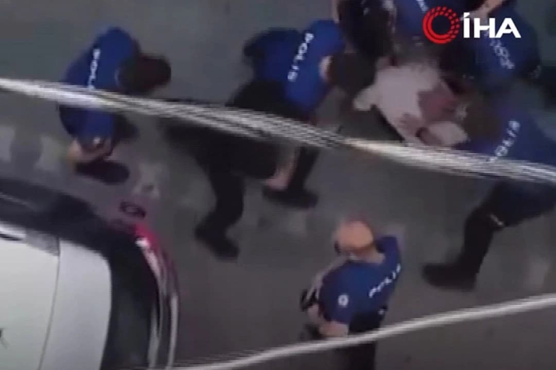 Polisi görünce kendini araca kilitledi