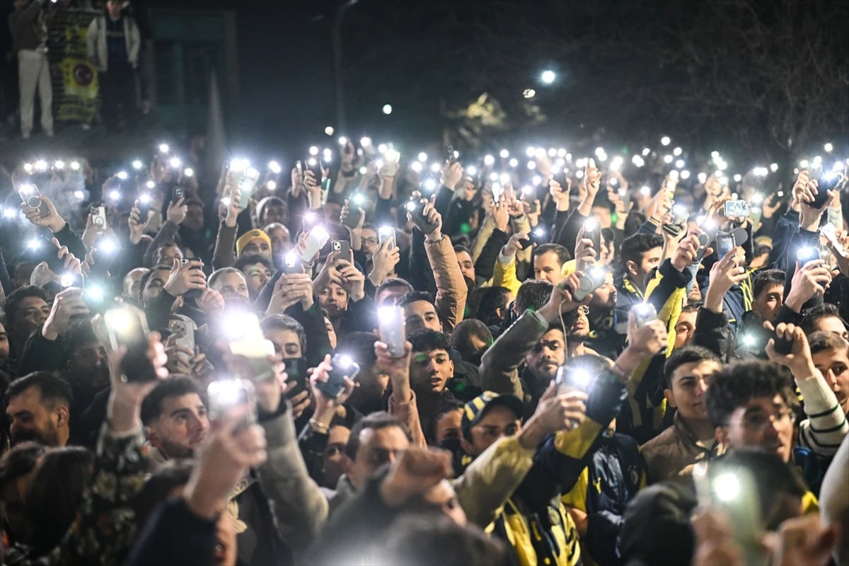 Havalimanında taraftar seli
