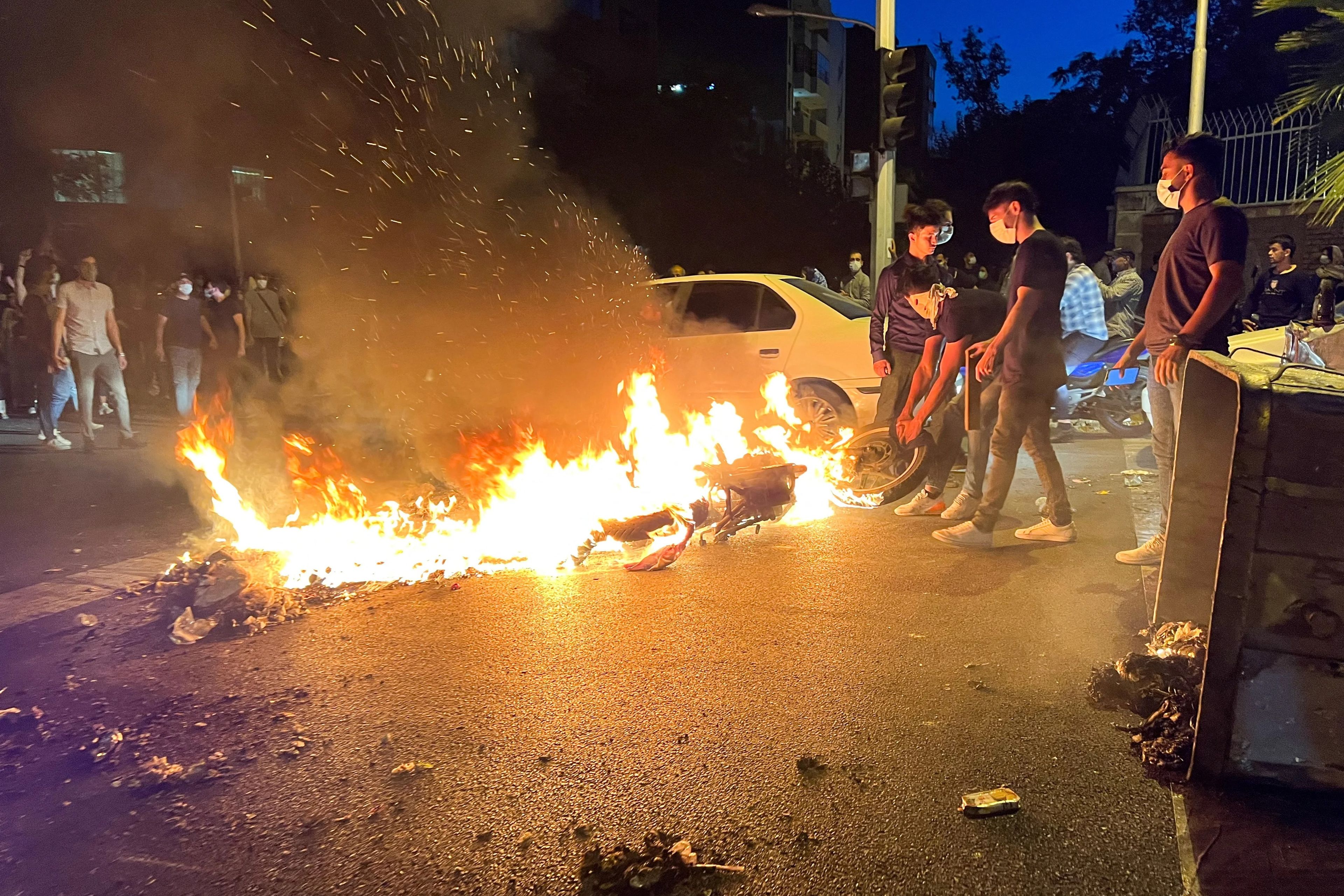 Mossad'dan İran protestolarına açık destek