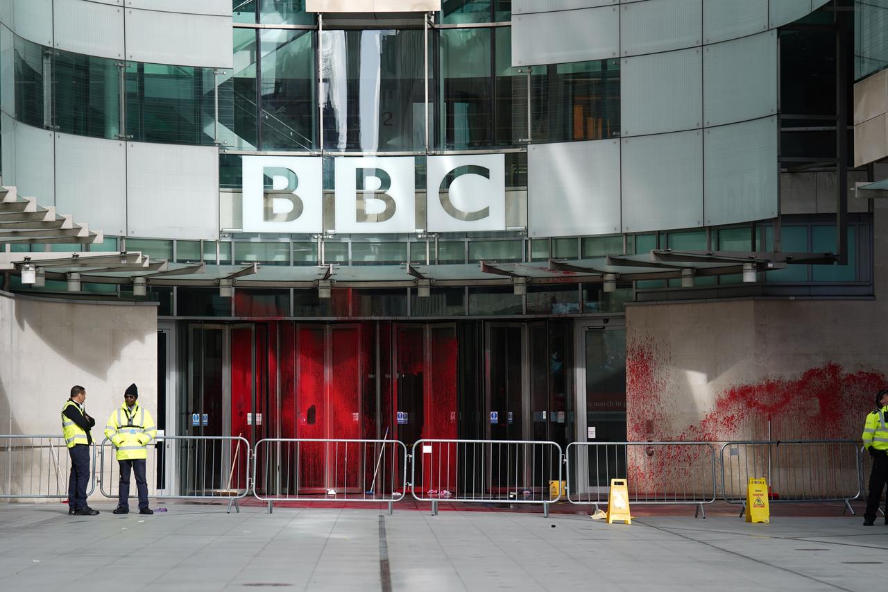 Sanatçılar BBC'ye isyan etti: İsrail yanlısı yönetici istifa etsin