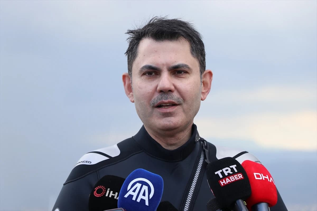Bakan Murat Kurum İzmit Körfezi'ndeki dip çamuru temizliğini su altı dalışıyla inceledi