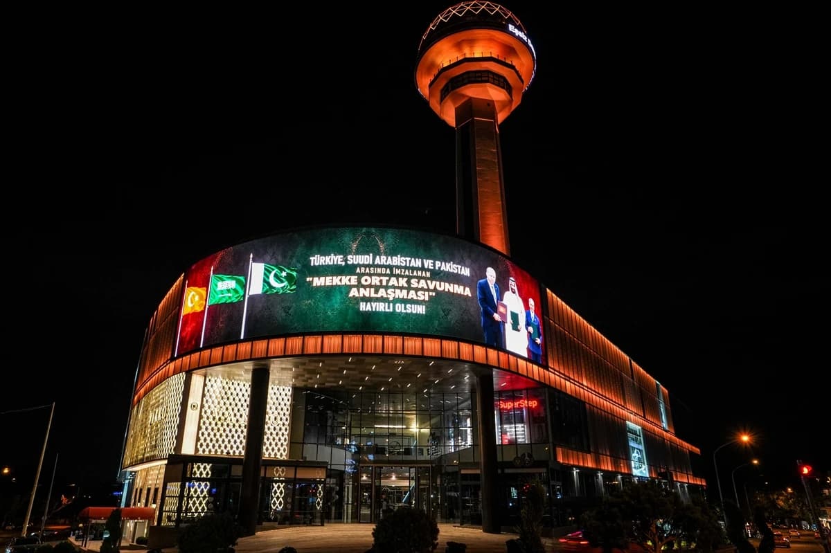 Ankara ve İstanbul'da Mekke Anlaşması şöleni: Simge yapılar aydınlatıldı