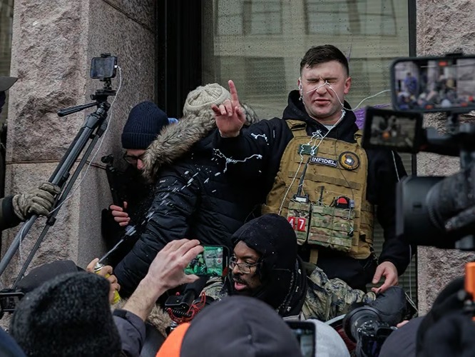 Trump'ın affettiği provokatör Kuran yakmaya çalıştı