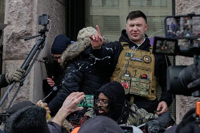 Trump'ın affettiği provokatör Kuran yakmaya çalıştı