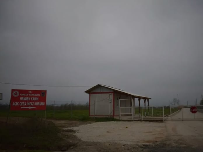 Sakarya'da cezaevi yangını! 11 hükümlü hastaneye kaldırıldı
